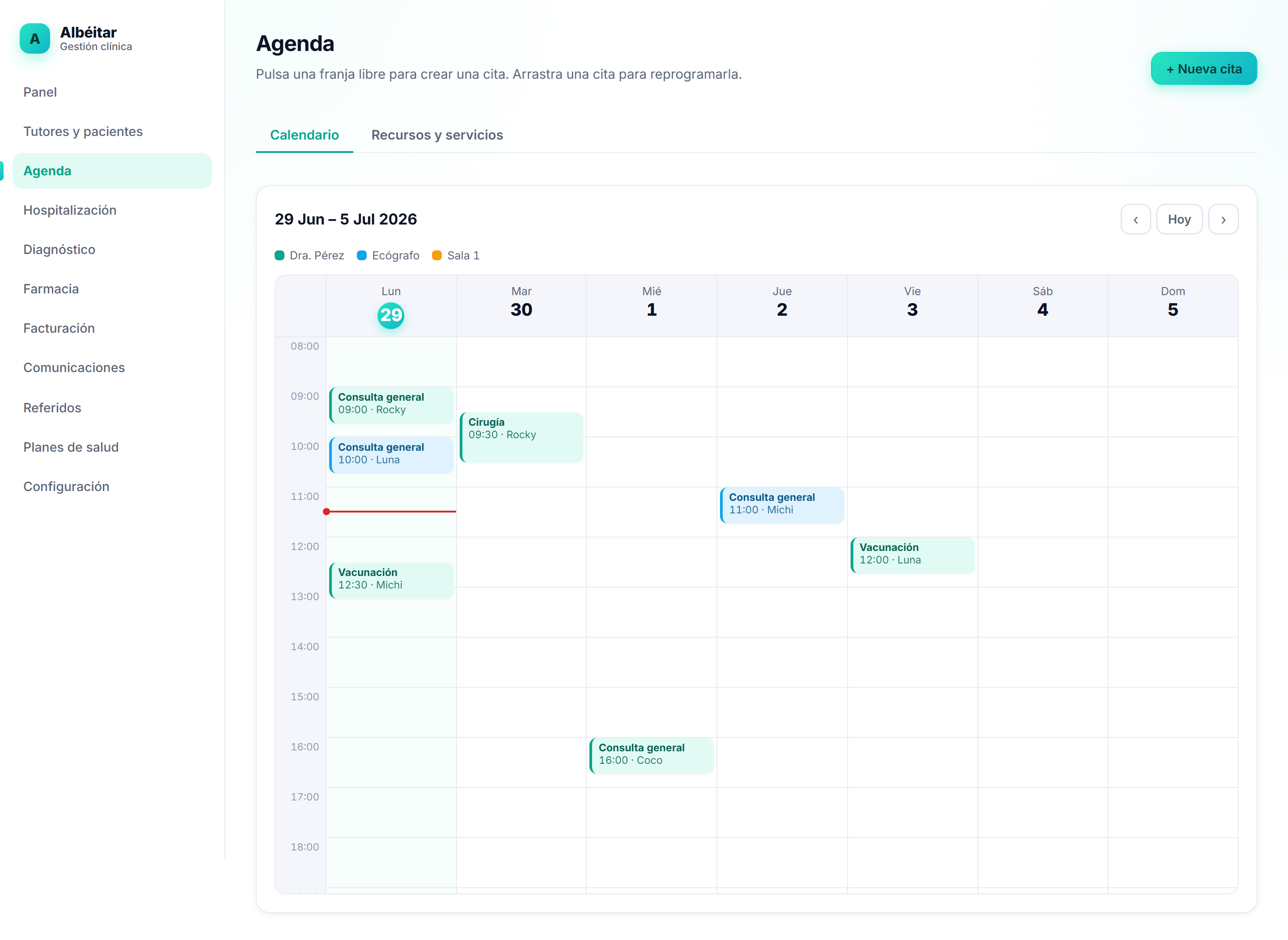 Calendario semanal de Albéitar con citas en bloques de color por recurso e indicador de la hora actual.