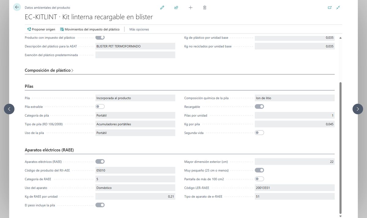 Datos ambientales del kit de linterna en Business Central: el impuesto del plástico con la descripción para la AEAT (blíster PET termoformado) y 0,035 kg de plástico no reciclado por unidad, la batería de ion de litio incorporada con su categoría, tipo, uso y peso, y el aparato con el código 05010 del RII-AEE, su categoría, el uso doméstico, los kilos por unidad y el código LER-RAEE