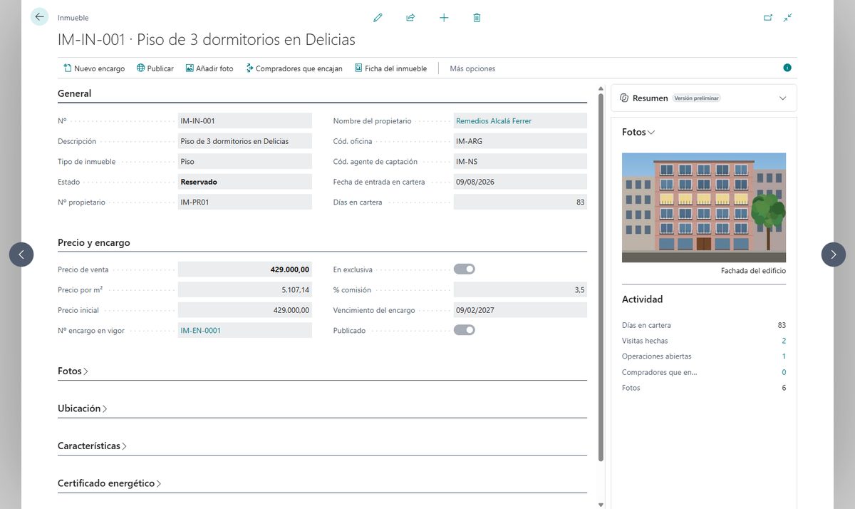 Ficha de un piso en Business Central con el precio, el encargo en exclusiva con su comisión y su vencimiento, el propietario y los días en cartera, y en el panel de la derecha la foto de la fachada y su actividad, con las visitas y los compradores a los que encaja