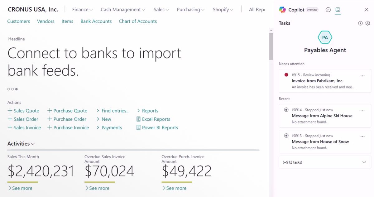 Copilot en Microsoft Dynamics 365 Business Central: el agente de facturas de proveedor avisa de una factura por revisar, junto al área de trabajo con las ventas del mes y las facturas vencidas (captura oficial de Microsoft, interfaz en inglés)