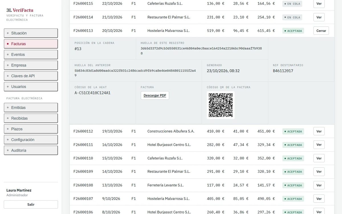 Detalle de una factura registrada en la plataforma: su posición en la cadena, la huella SHA-256 del registro, la huella del anterior, el código de la AEAT, el botón para descargar el PDF y el código QR de la factura.