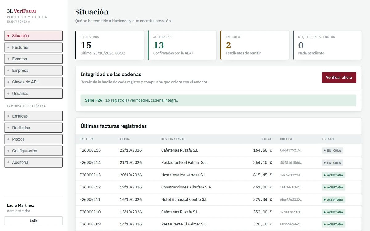 Pantalla de situación de la plataforma: 15 registros, 13 aceptadas por la AEAT, 2 en cola y ninguna que requiera atención, la verificación de la serie F26 con la cadena íntegra y las últimas facturas registradas con su huella.